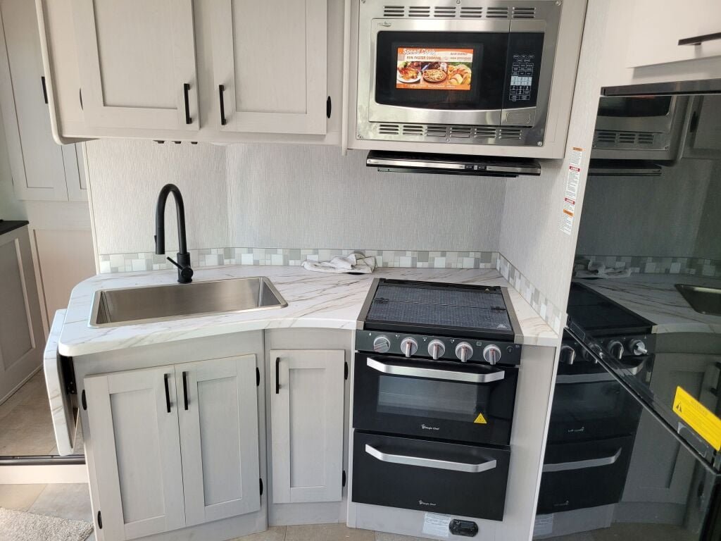 2023 Coachmen Freelander 29KB - Image 11