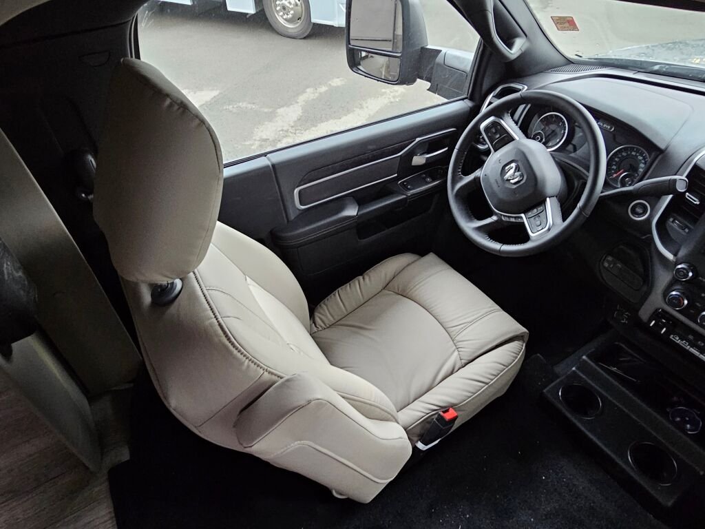 2025 Dynamax Isata 5 Series 30FW - Image 11