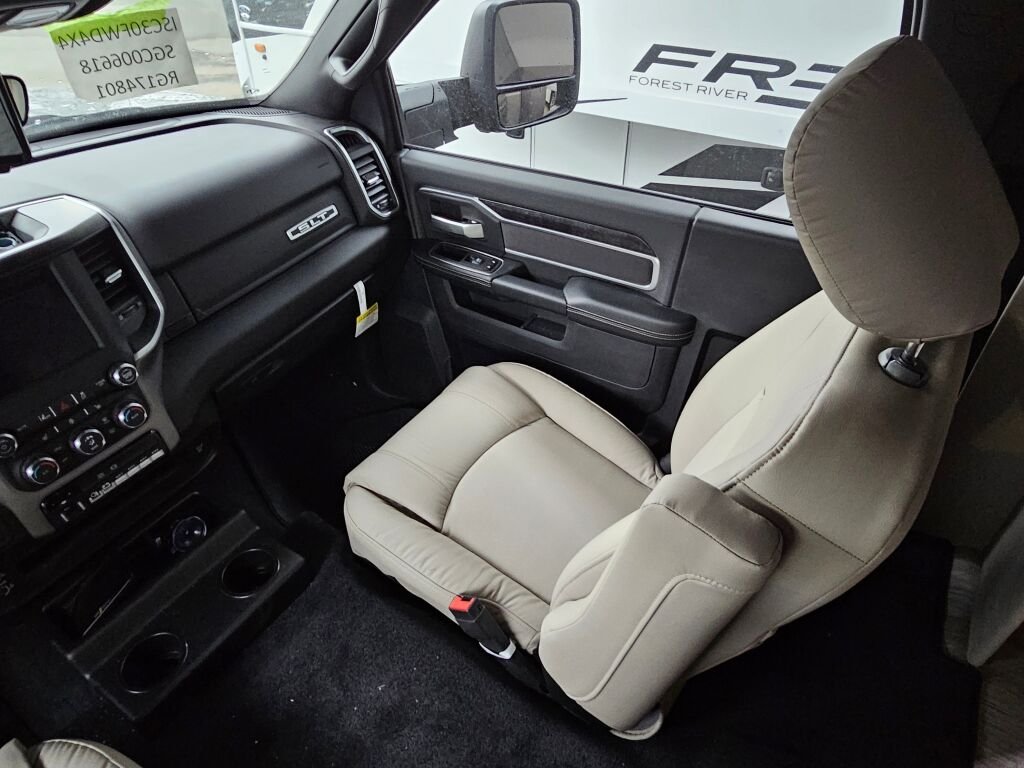 2025 Dynamax Isata 5 Series 30FW - Image 12