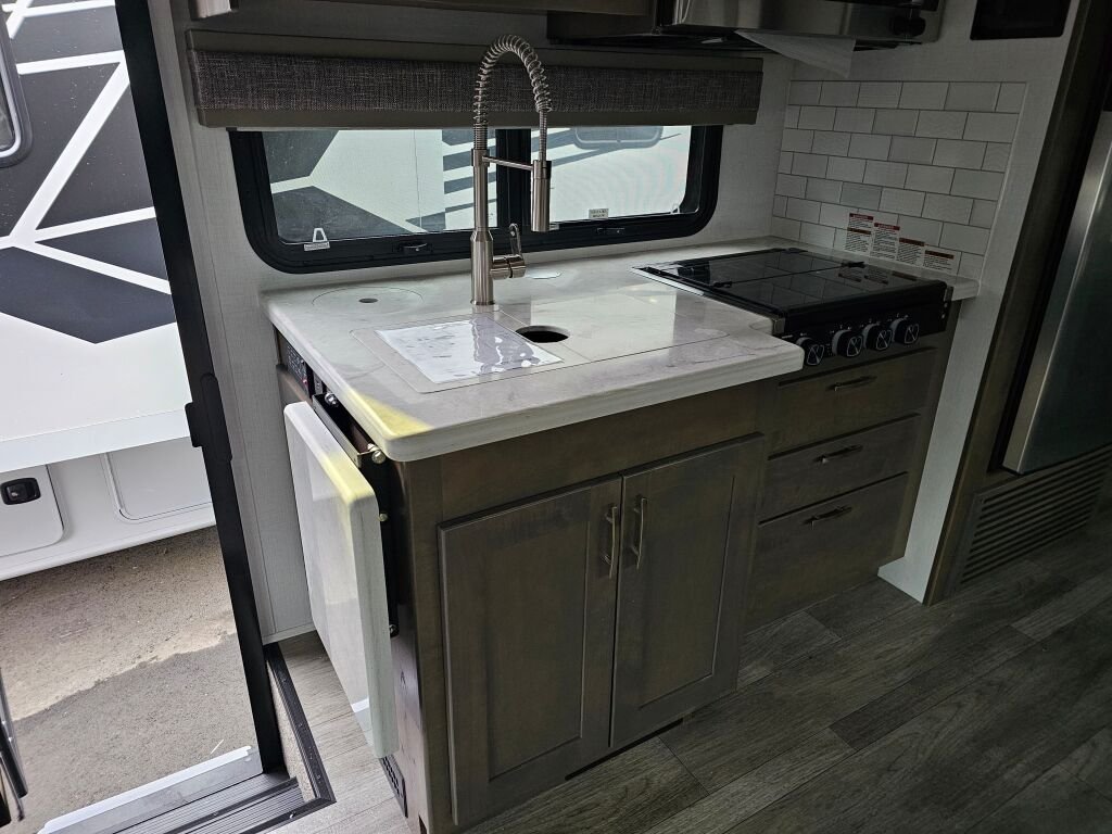 2025 Dynamax Isata 5 Series 30FW - Image 15