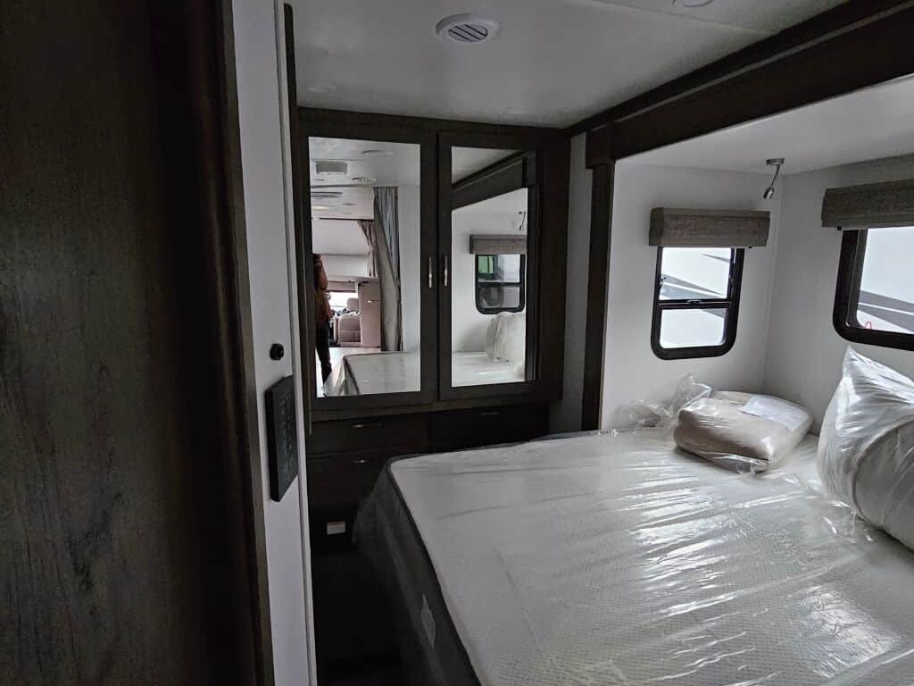 2025 Dynamax Isata 5 Series 30FW - Image 22