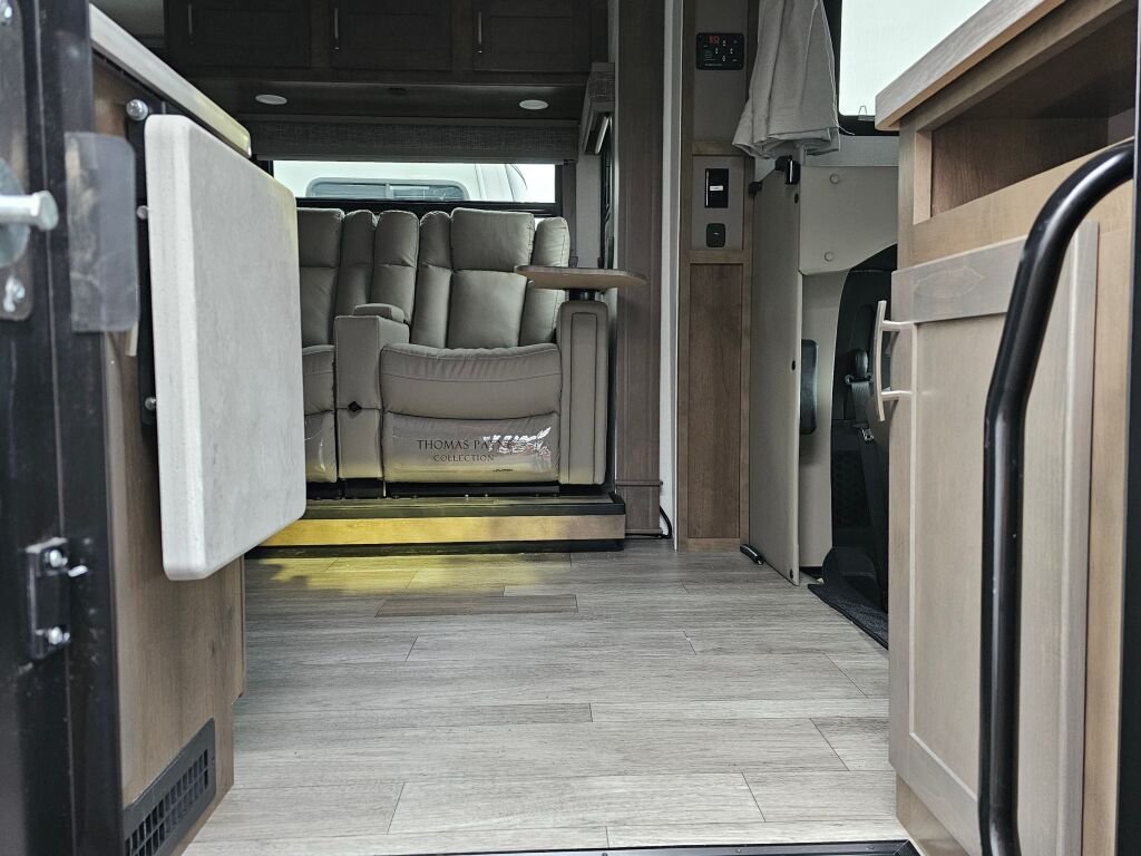 2025 Dynamax Isata 5 Series 30FW - Image 6