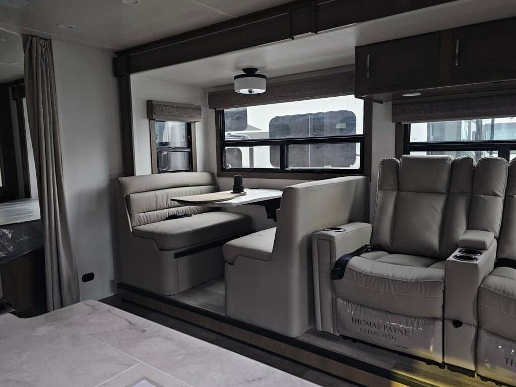 2025 Dynamax Isata 5 Series 30FW - Image 8