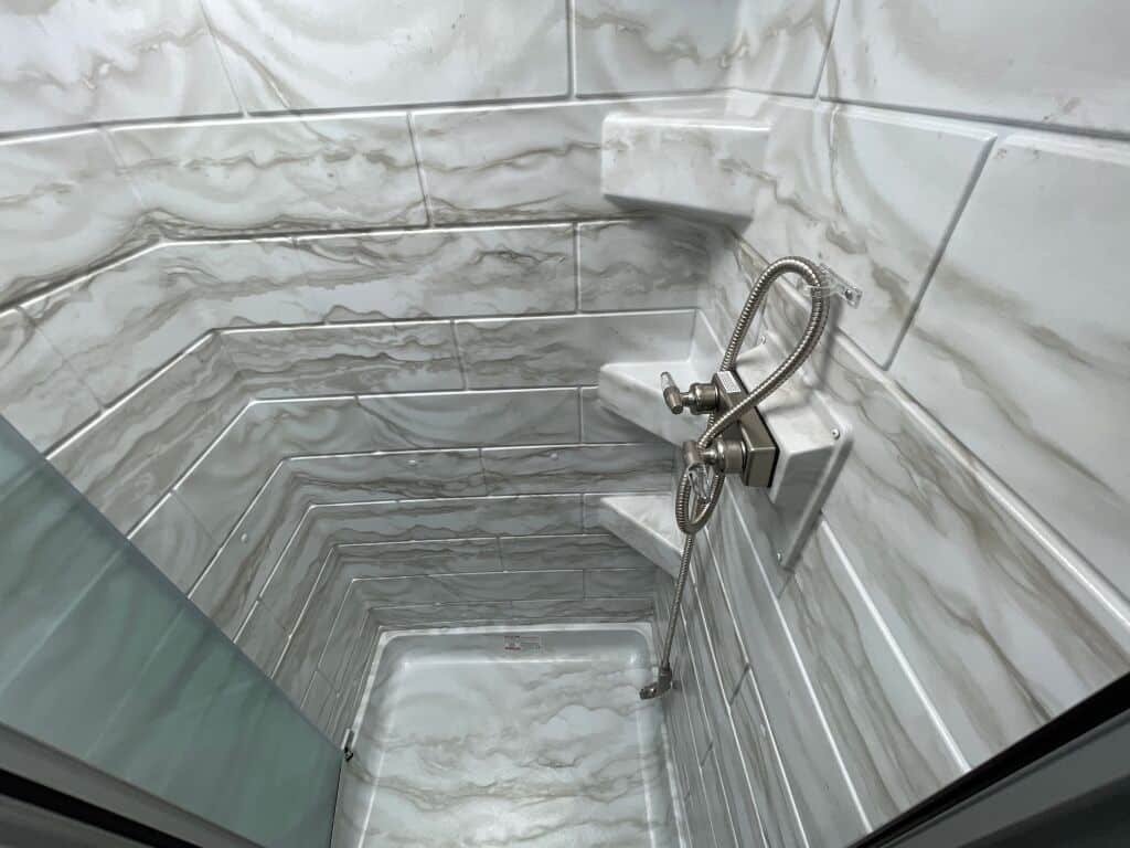 2025 Thor Motor Coach Luminate DD35 - Image 11