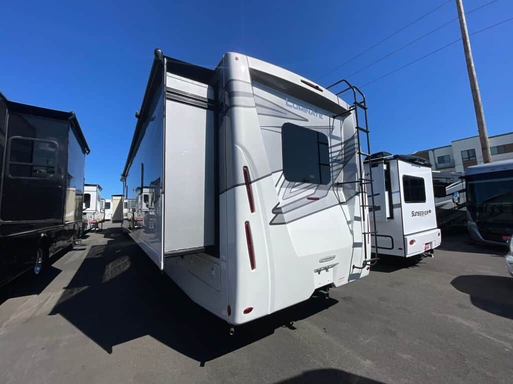 2025 Thor Motor Coach Luminate DD35 - Image 4