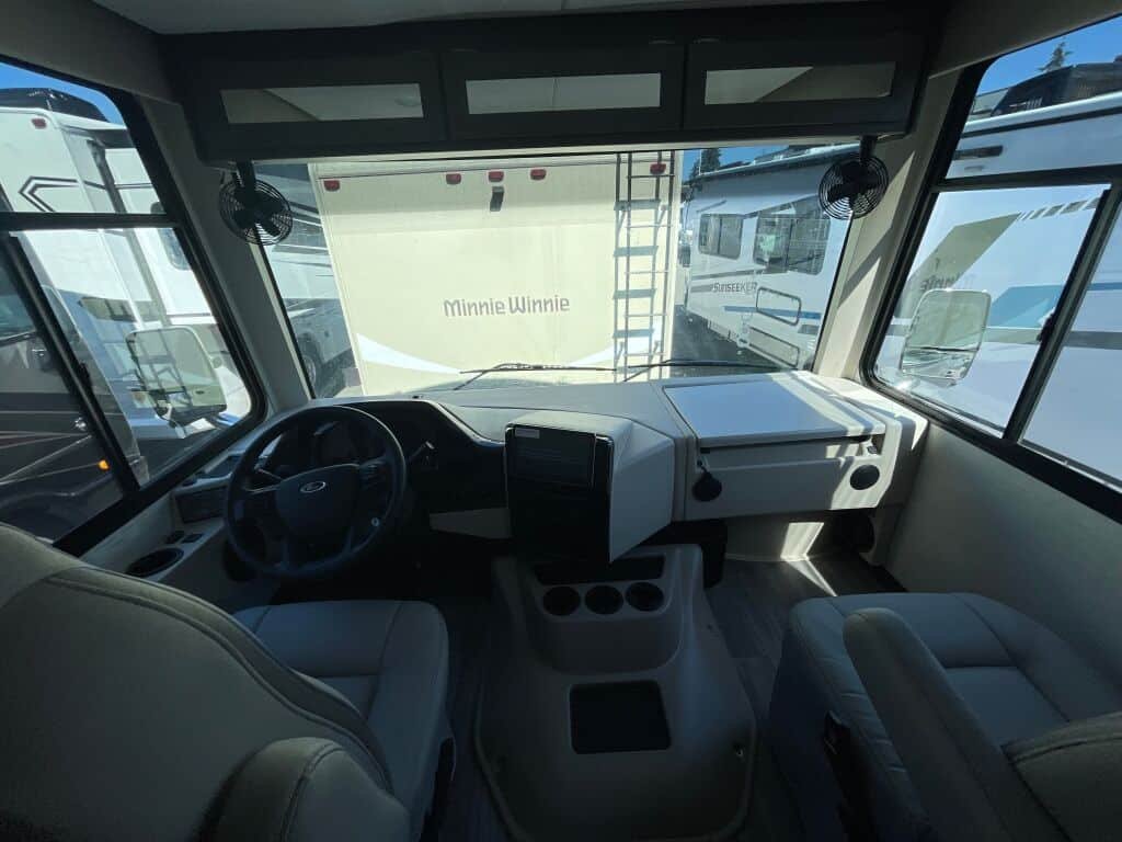 2025 Thor Motor Coach Luminate DD35 - Image 8