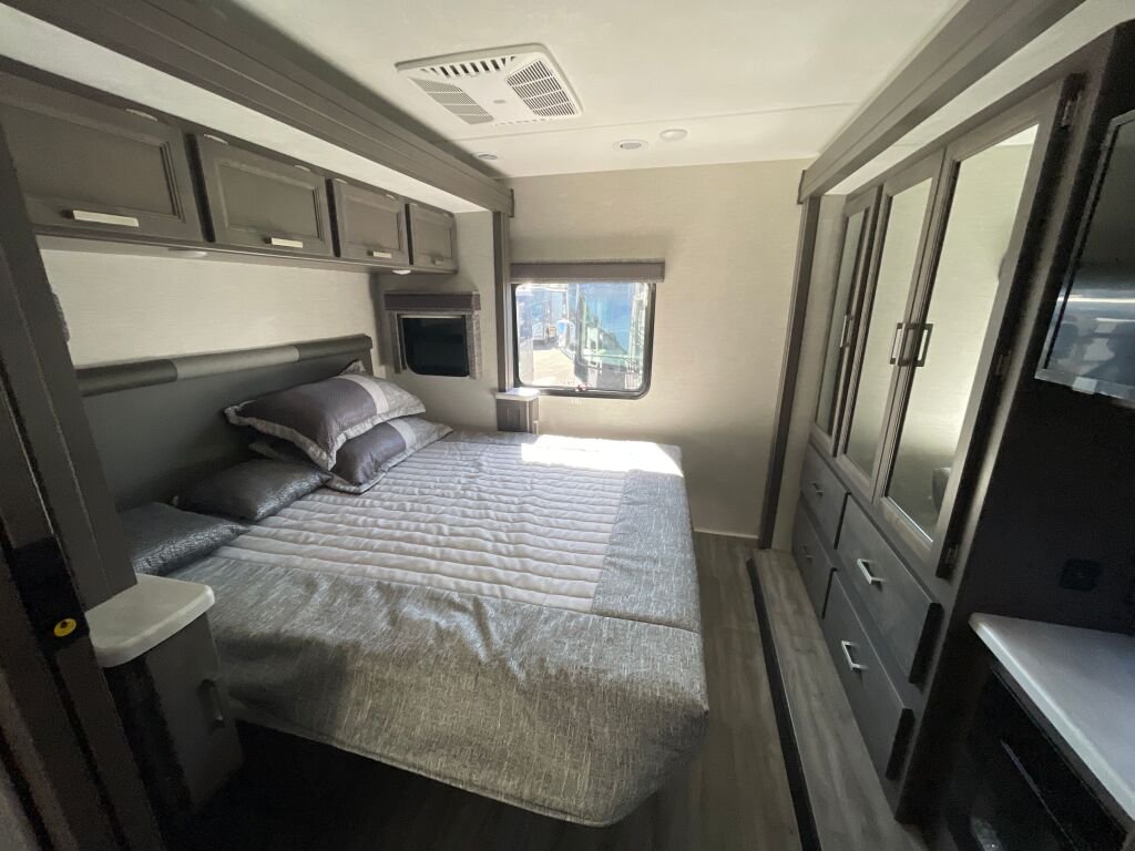 2025 Thor Motor Coach Luminate DD35 - Image 9