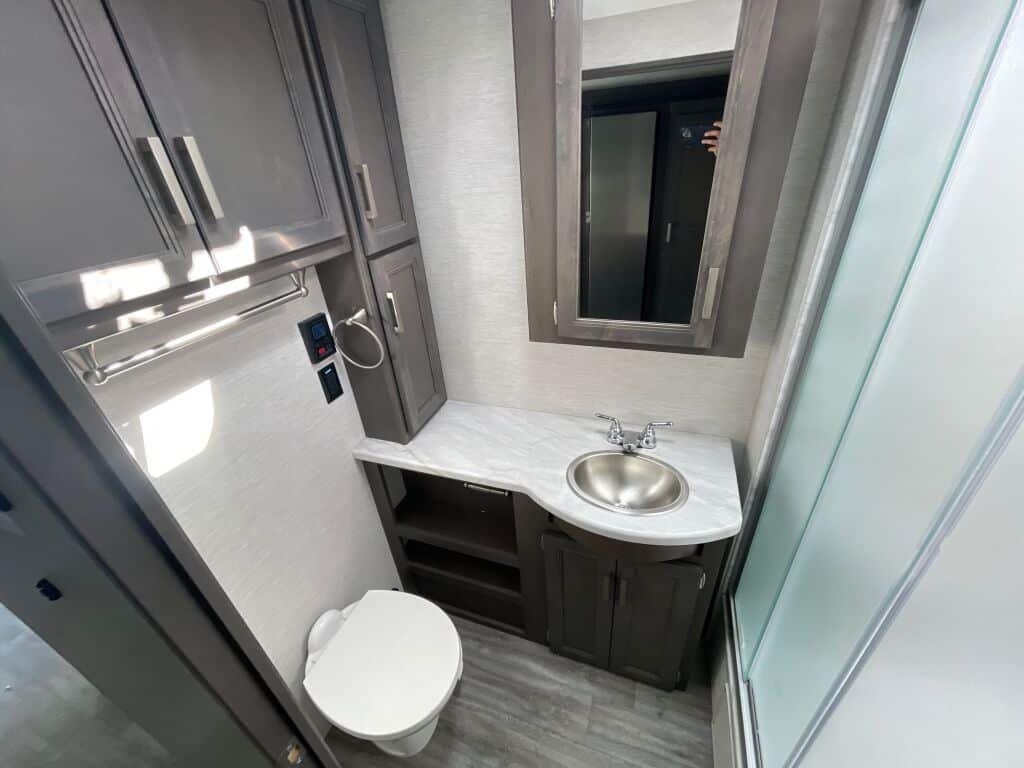 2025 Thor Motor Coach Luminate DD35 - Image 10