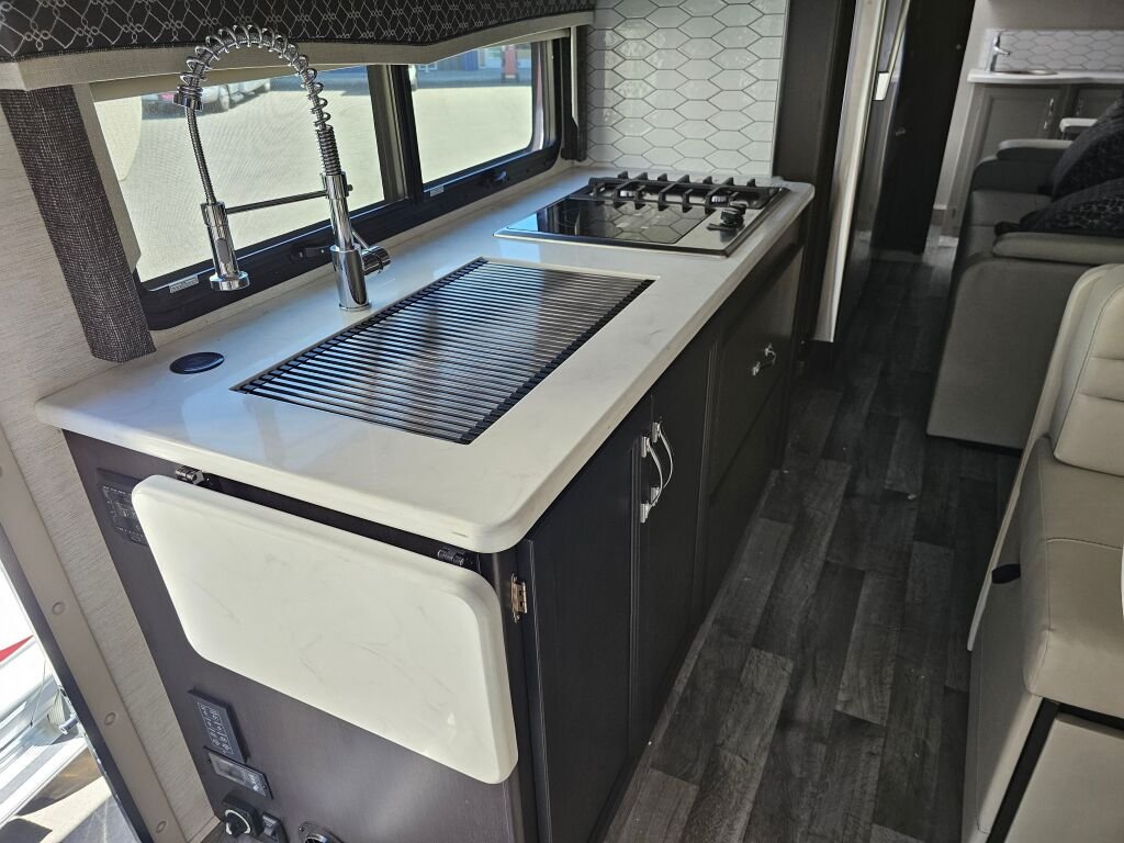 2025 Thor Motor Coach Omni AX29 - Image 12