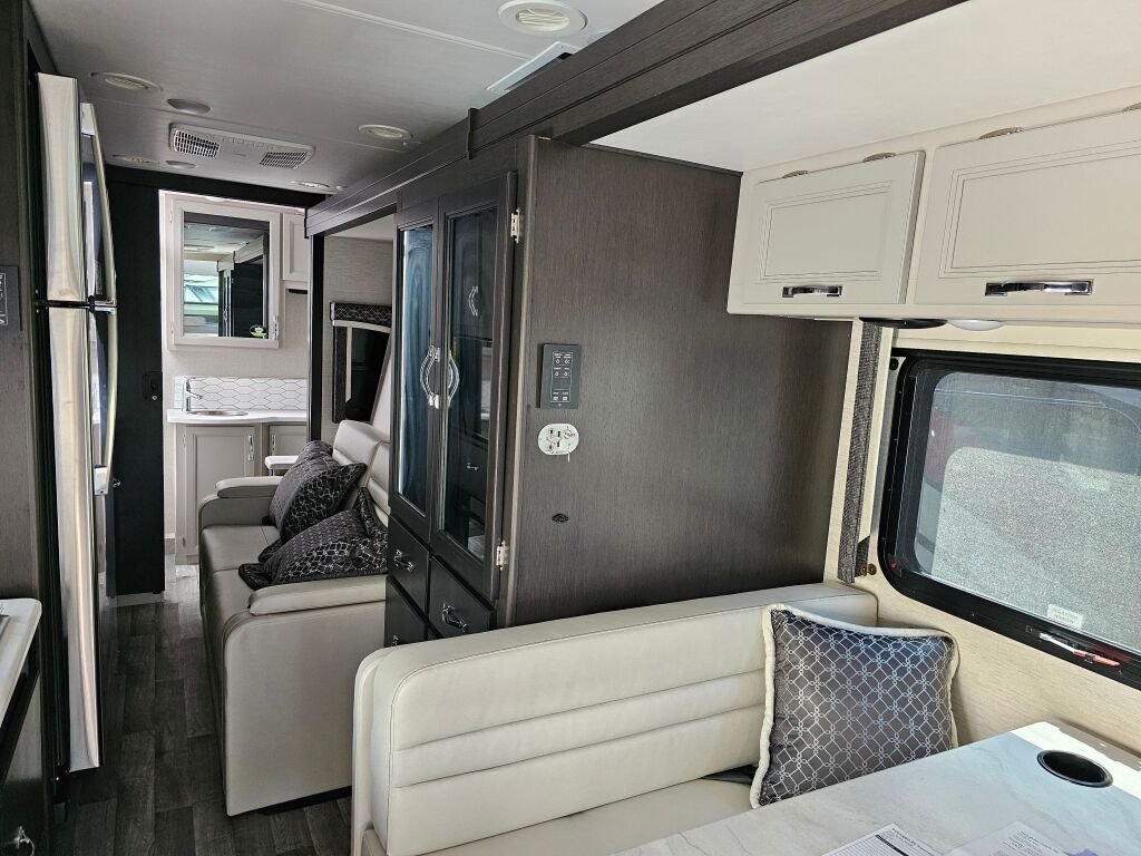 2025 Thor Motor Coach Omni AX29 - Image 13