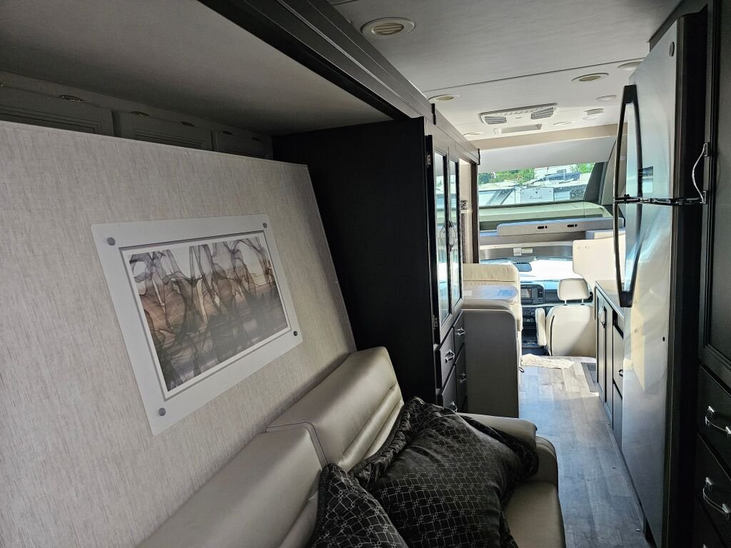 2025 Thor Motor Coach Omni AX29 - Image 17
