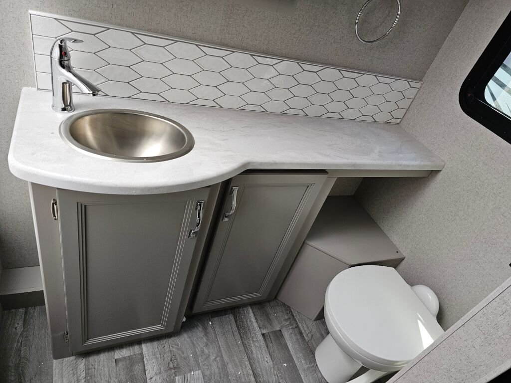 2025 Thor Motor Coach Omni AX29 - Image 18