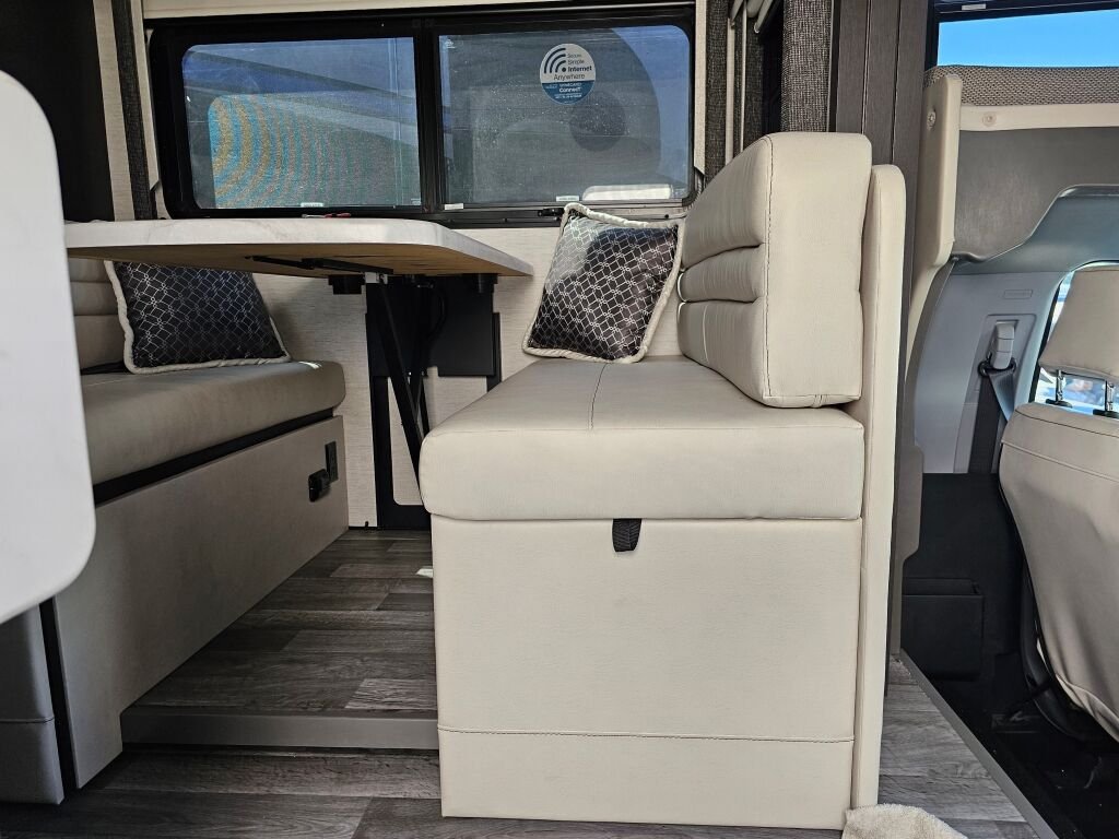 2025 Thor Motor Coach Omni AX29 - Image 5