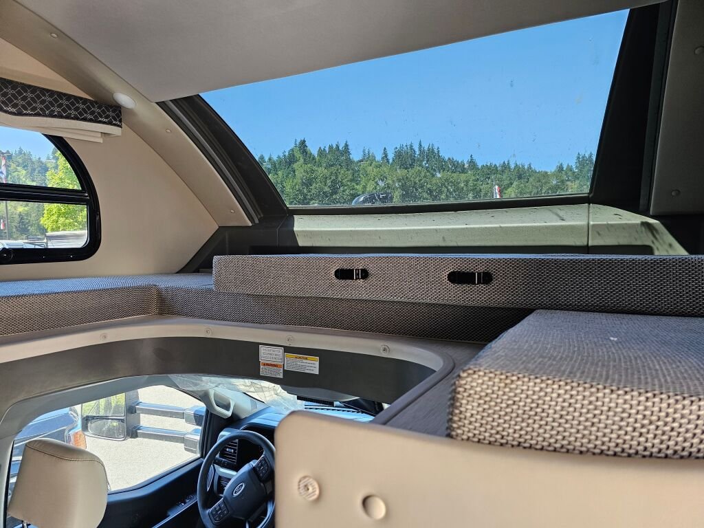 2025 Thor Motor Coach Omni AX29 - Image 7